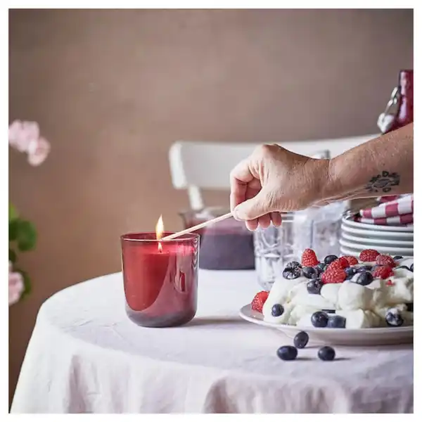 Bild 4 von STÖRTSKÖN Duftkerze im Glas, Beeren/rot 50 Std.
