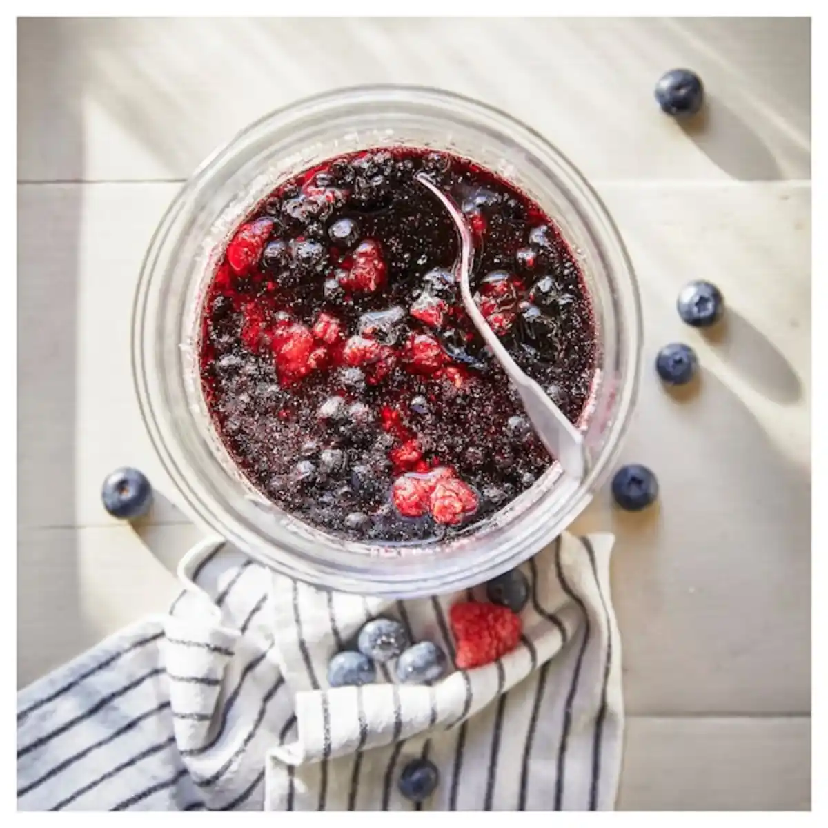 Bild 2 von STÖRTSKÖN Duftkerze im Glas, Beeren/rot 50 Std.