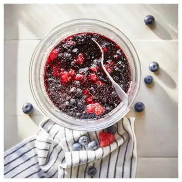 Bild 2 von STÖRTSKÖN Duftkerze im Glas, Beeren/rot 50 Std.