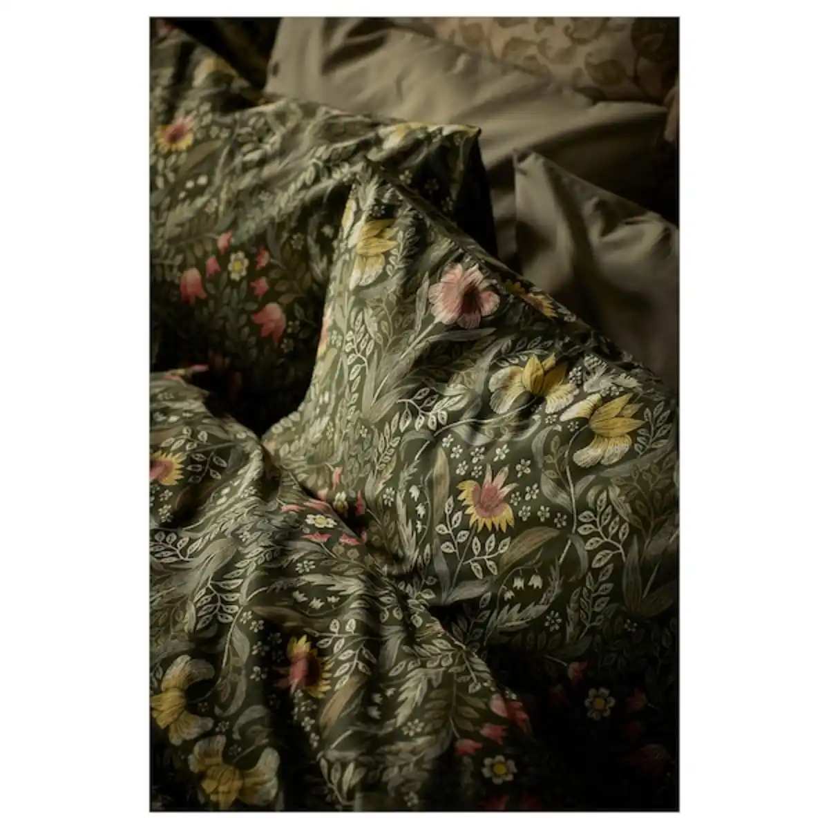 Bild 4 von KÄRRDUNÖRT Bettwäsche-Set, 2-teilig, dunkelgrün/bunt 155x220/80x80 cm