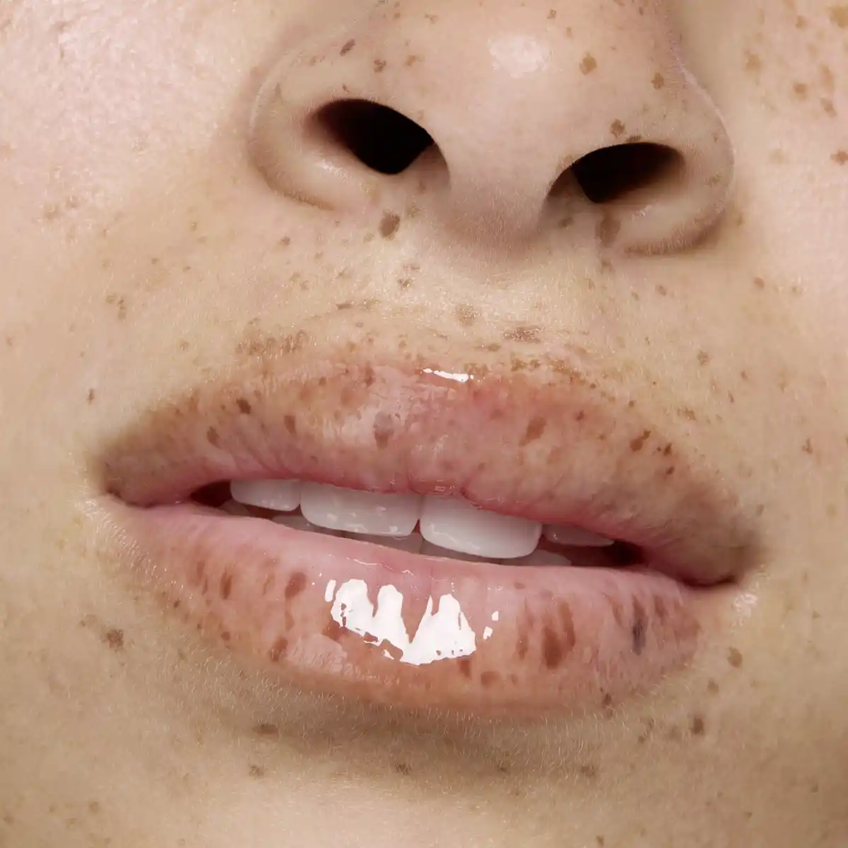 Bild 4 von essence hydra kiss LIP OIL 05 Midnight Mystery, 4 ml