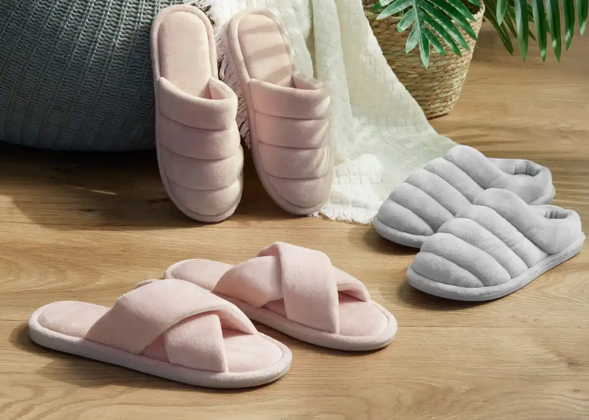 Bild 1 von Damen Hausschuhe in edler Samtoptik