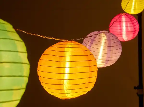 Bild 4 von AMARE LED Lichterkette mit 15 XXL Lampions mit 15 cm Durchmesser, strombetrieben mit 6 h Timer und I