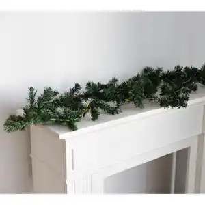 Tannengirlande 270cm Verbreiten Sie eine festliche Stimmung in Ihren Räumlichkeiten. Diese täuschend echte aussehende Tannengirlande aus Kunststoff für Tür- und Fensterrahmen sorgt für eine stim