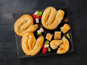 Burek mit Käse und Spinat