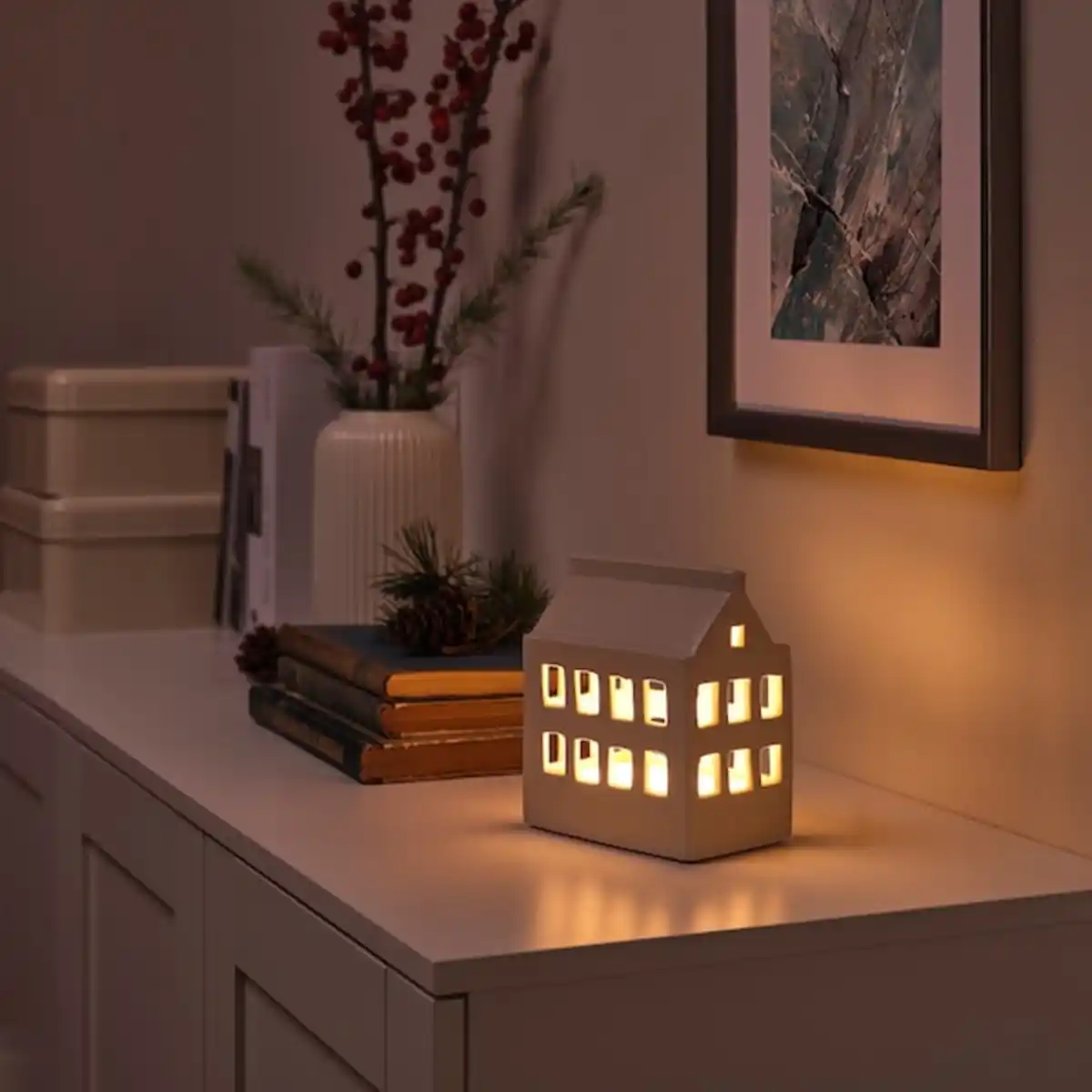 Bild 2 von STRÅLA Tischdekoration, LED, batteriebetrieben Haus/Keramik weiß 16 cm