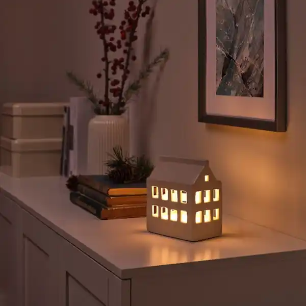 Bild 2 von STRÅLA Tischdekoration, LED, batteriebetrieben Haus/Keramik weiß 16 cm