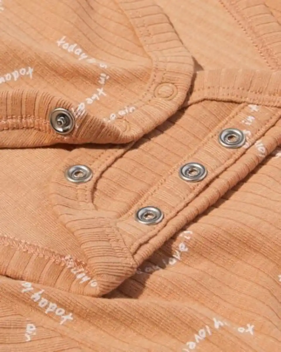 Bild 3 von Gerippter Strampler zum Mitwachsen Bambus mit Stretchanteil Text braun