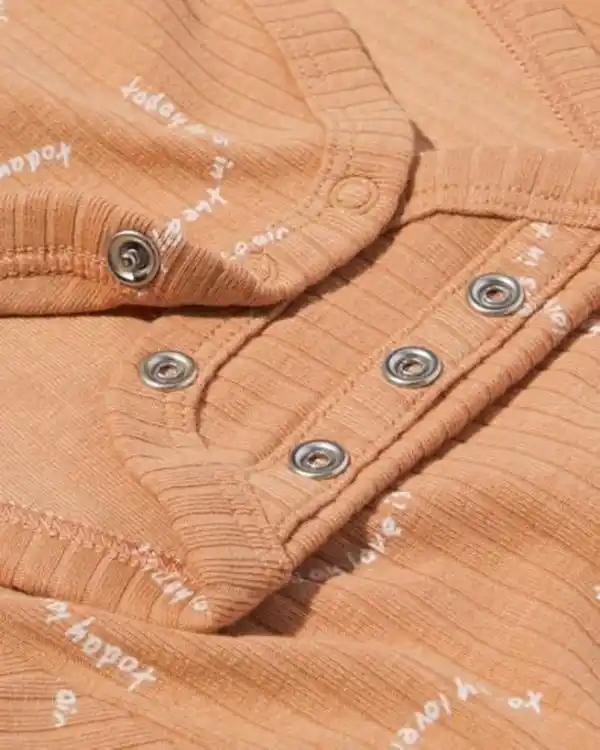 Bild 3 von Gerippter Strampler zum Mitwachsen Bambus mit Stretchanteil Text braun