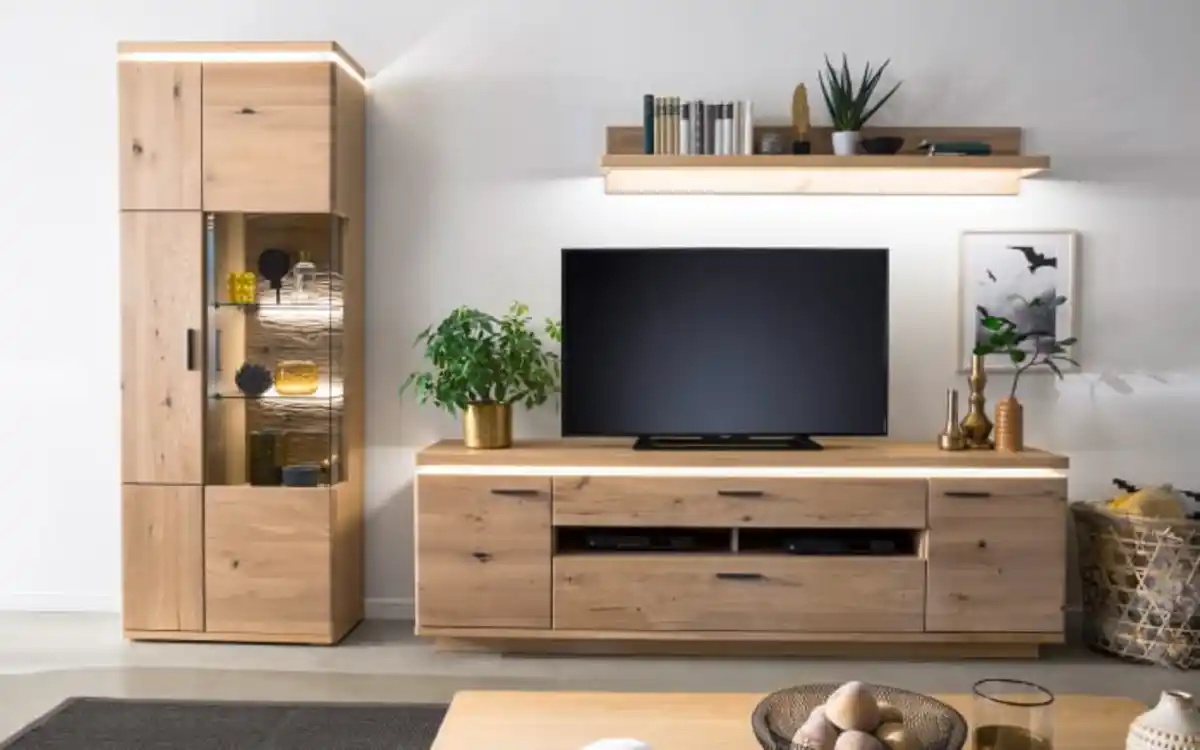 Bild 1 von Wiemann - Wohnwand Barcelona, Balkeneiche massiv, Eiche bianco furniert, inkl. Oberboden-Beleuchtung