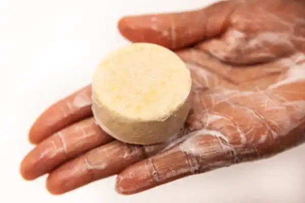 Bild 3 von ŌMAKA Festes Shampoo BIO Moringaöl & BIO Brokkolisamenöl, 50 g