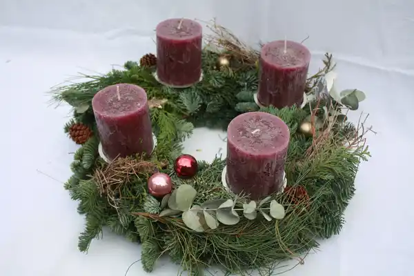 Bild 1 von Adventskranz mit 4 Kerzen Ø 35 cm weinrot