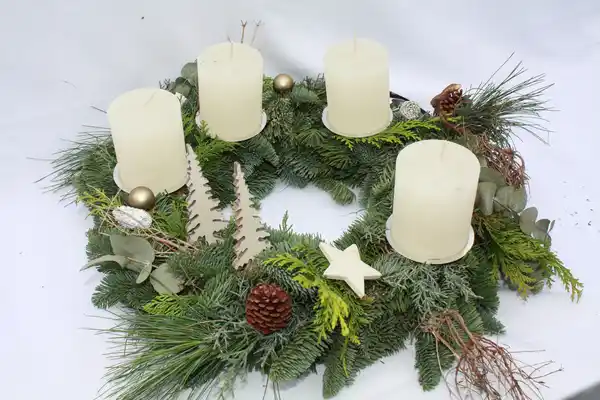 Bild 1 von Adventskranz mit 4 Kerzen Ø 40 cm Eukalypthus weiß