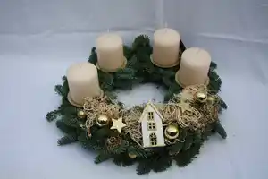 Adventskranz mit 4 Kerzen Ø 30 cm X-MAS Holzhaus creme