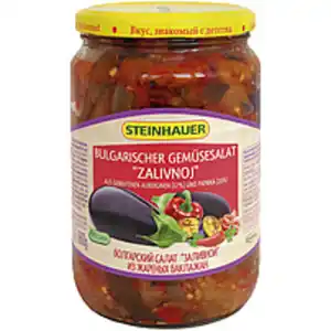 Bulgarischer Gemüsesalat Zalivnoj aus gebratenen Auberginen ...