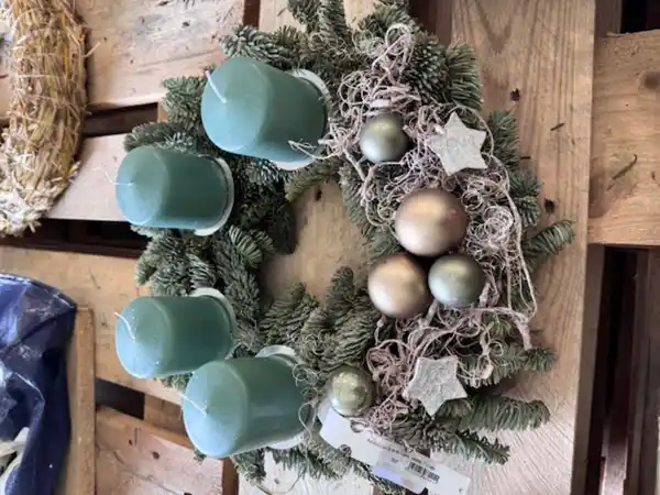 Bild 1 von Adventskranz mit 4 Kerzen Ø 30 cm mit Kugeln creme