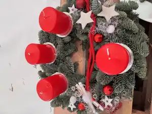 Adventskranz mit 4 Kerzen Ø 30 cm rubin rot