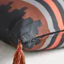 Bild 4 von FRUKTMOTT Kissenbezug, schwarz/orangerot 40x58 cm