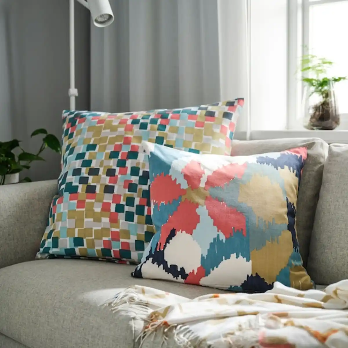 Bild 3 von GAFFELFIBBLA Kissenbezug, weiß/dunkelblau 50x50 cm