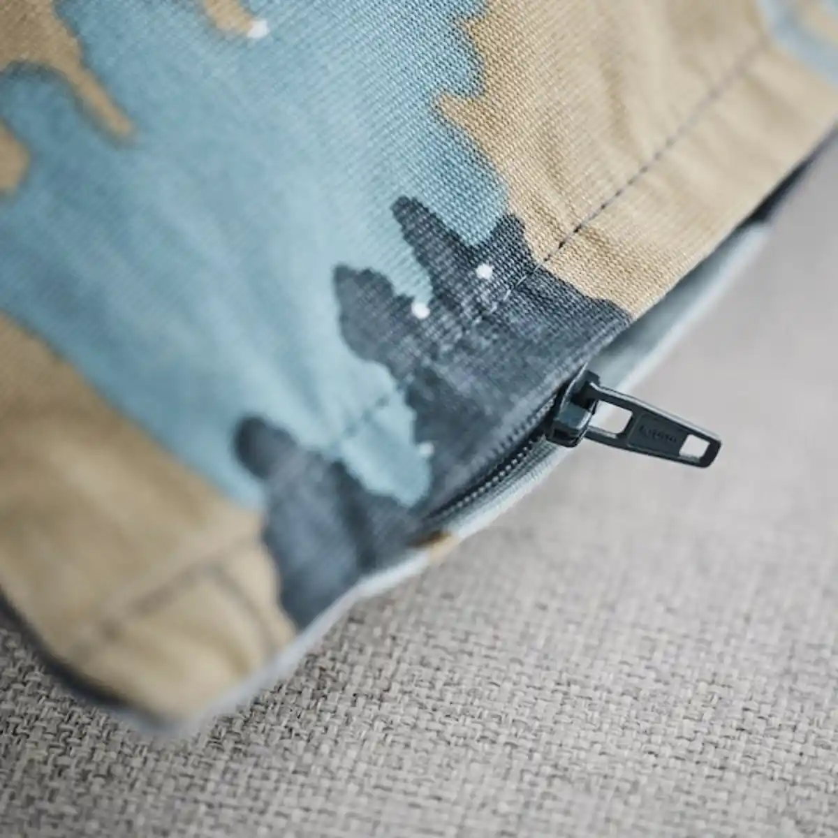 Bild 2 von GAFFELFIBBLA Kissenbezug, weiß/dunkelblau 50x50 cm