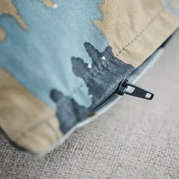 Bild 2 von GAFFELFIBBLA Kissenbezug, weiß/dunkelblau 50x50 cm