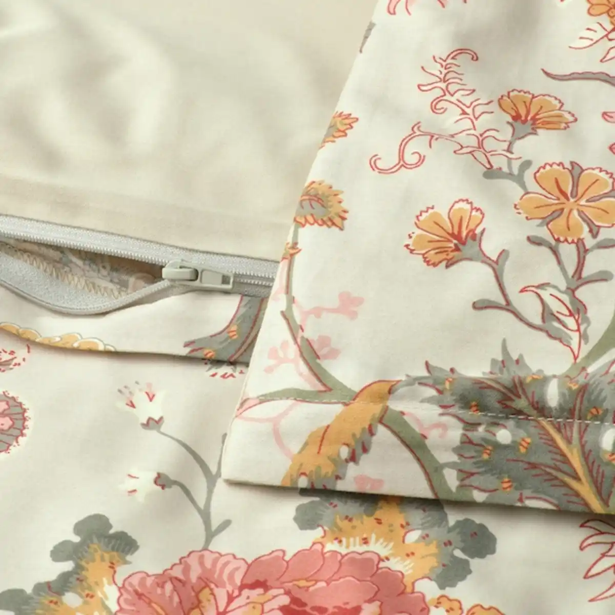 Bild 4 von NÄSSELKLOCKA Bettwäsche-Set, 2-teilig, helles Graubeige/bunt 140x200/80x80 cm