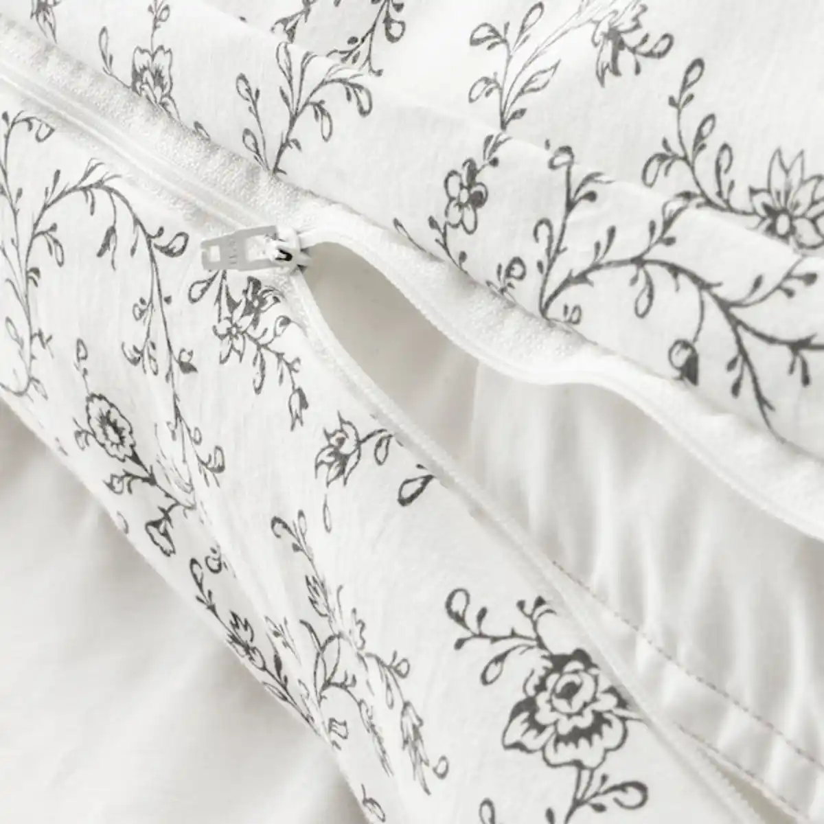 Bild 4 von KOPPARRANKA Bettwäscheset, 2-teilig, weiß/dunkelgrau 155x220/80x80 cm