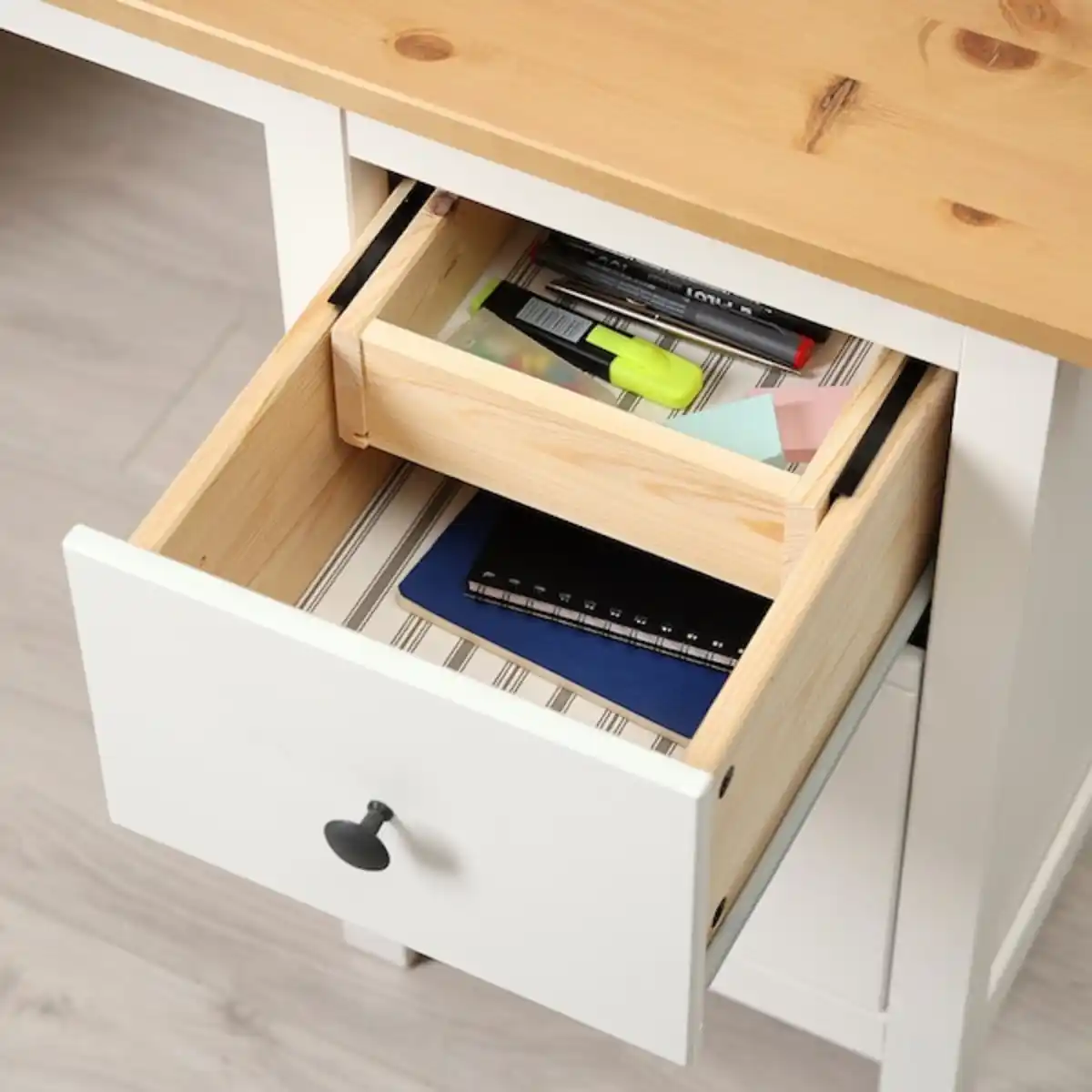 Bild 4 von HEMNES Schreibtisch, weiß gebeizt/hellbraun 155x65 cm