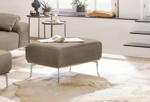 Bild 1 von W.SCHILLIG Polsterhocker run, mit elegantem Holzsockel, Füße in Chrom glänzend, Breite 75 cm