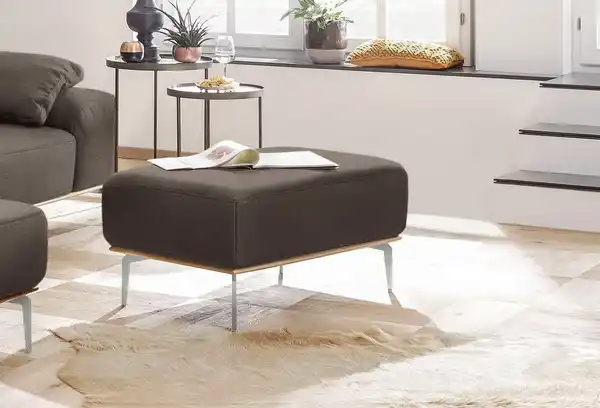 Bild 1 von W.SCHILLIG Polsterhocker run, mit elegantem Holzsockel, Füße in Chrom glänzend, Breite 75 cm