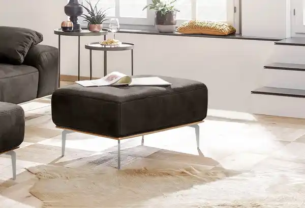 Bild 1 von W.SCHILLIG Polsterhocker run, mit elegantem Holzsockel, Füße in Chrom glänzend, Breite 75 cm