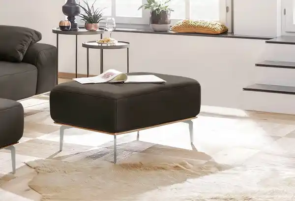 Bild 1 von W.SCHILLIG Polsterhocker run, mit elegantem Holzsockel, Füße in Chrom glänzend, Breite 75 cm