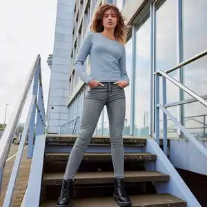 Damen-Jeans mit offenen Kanten, NKD-MIAMI