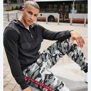 Herren-Half-Zip-Hoodie mit großer Brusttasche