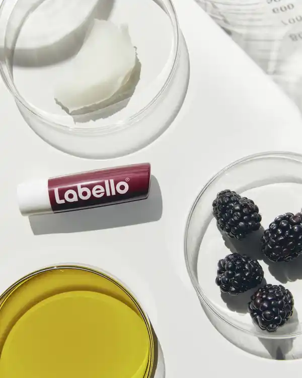 Bild 4 von Labello Lippenpflegestift Blackberry Shine, 4,8 g