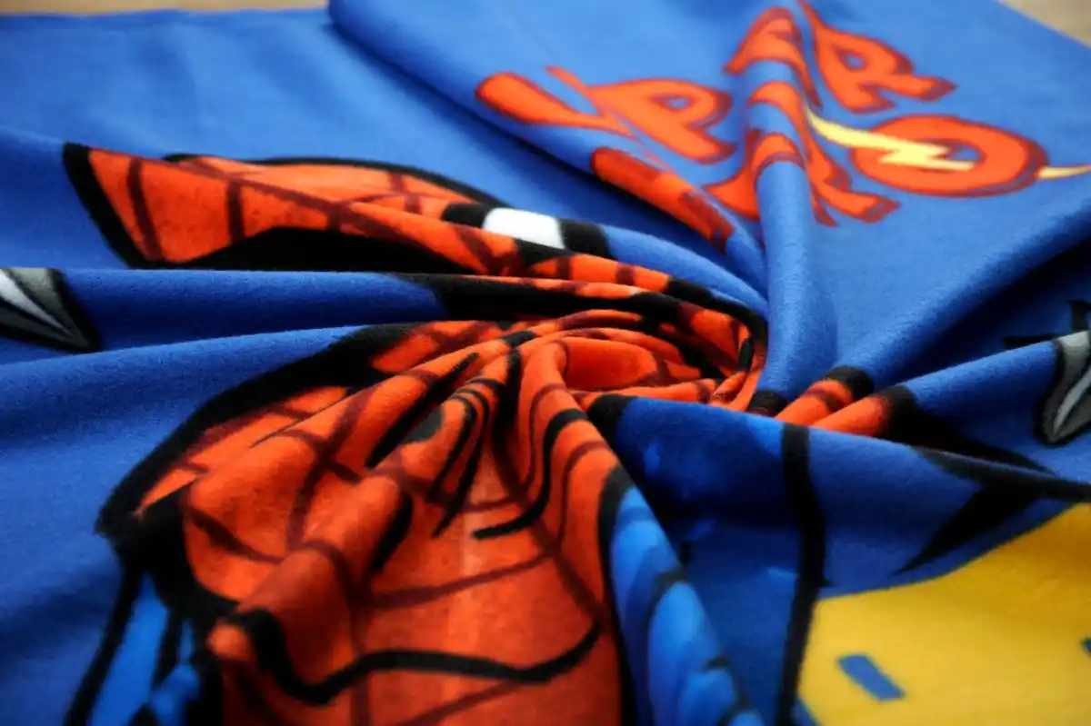 Bild 3 von Spiderman Fleecedecke