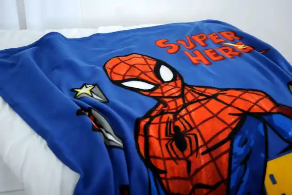 Bild 2 von Spiderman Fleecedecke
