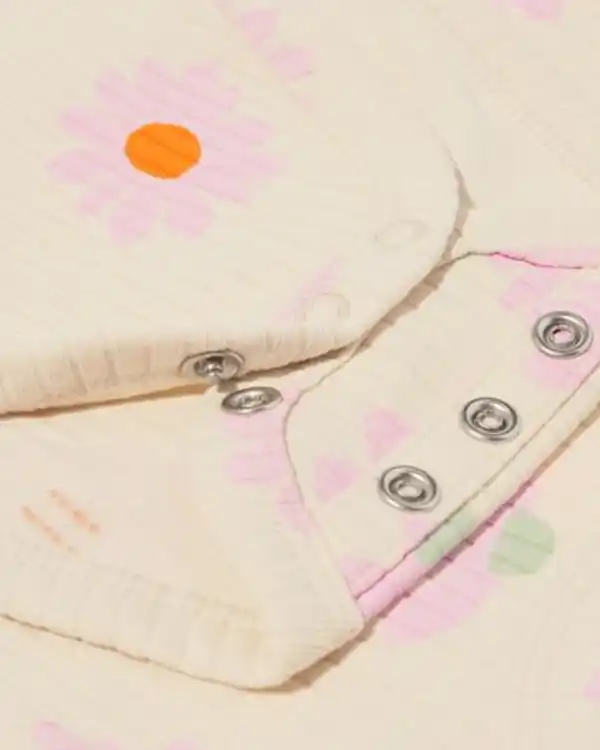 Bild 3 von Newborn-Wickelstrampler zum Mitwachsen, gerippt, aus Bambusstretch, Blume ecru