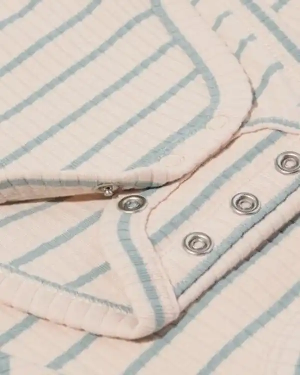 Bild 3 von größenflexibler Newborn-Wickelbody, mit Bambus und Elasthan, Feinripp, Streifen grün