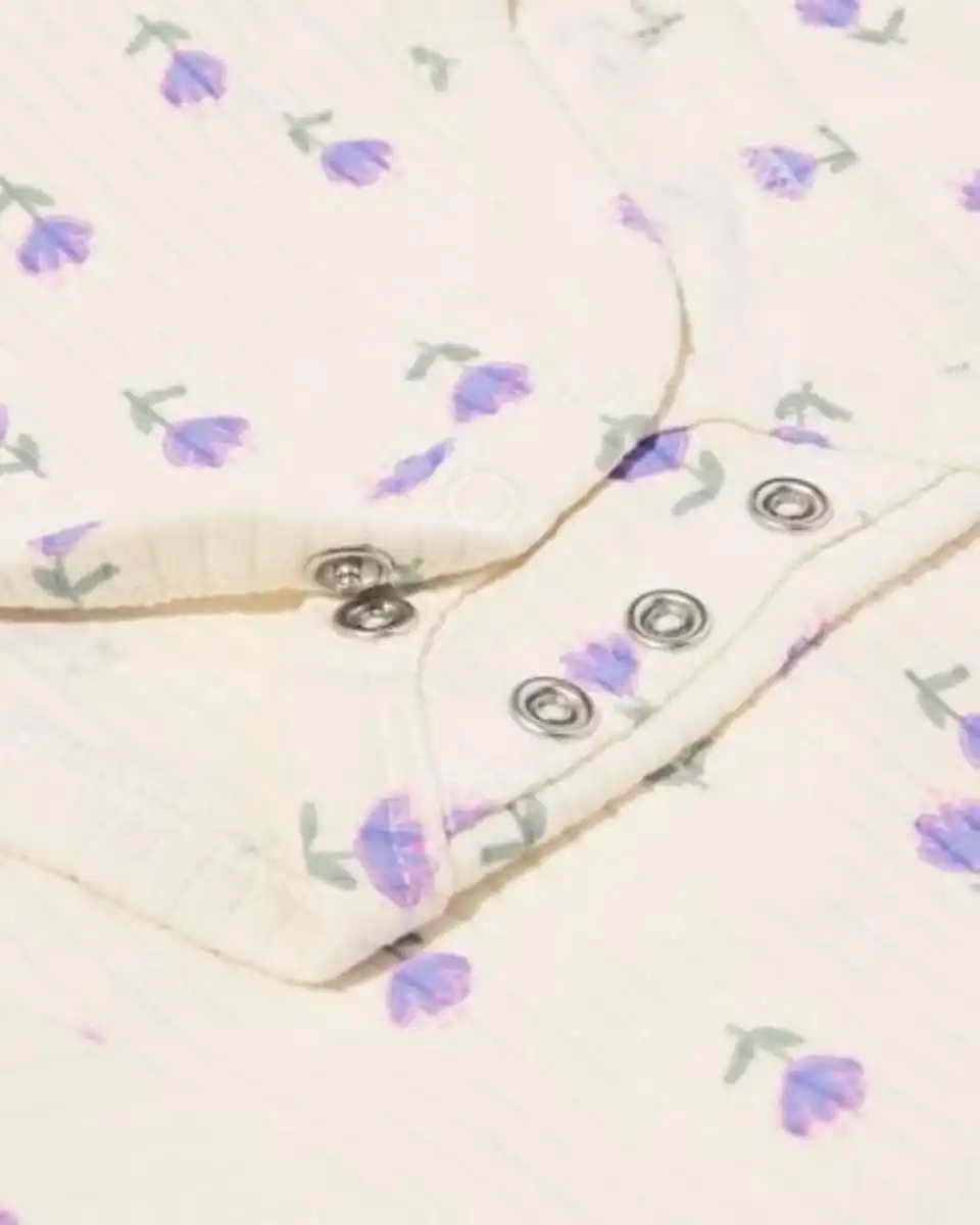 Bild 4 von größenflexibler Newborn-Wickelbody, mit Bambus und Elasthan, Feinripp, Blumen eierschalenfarben