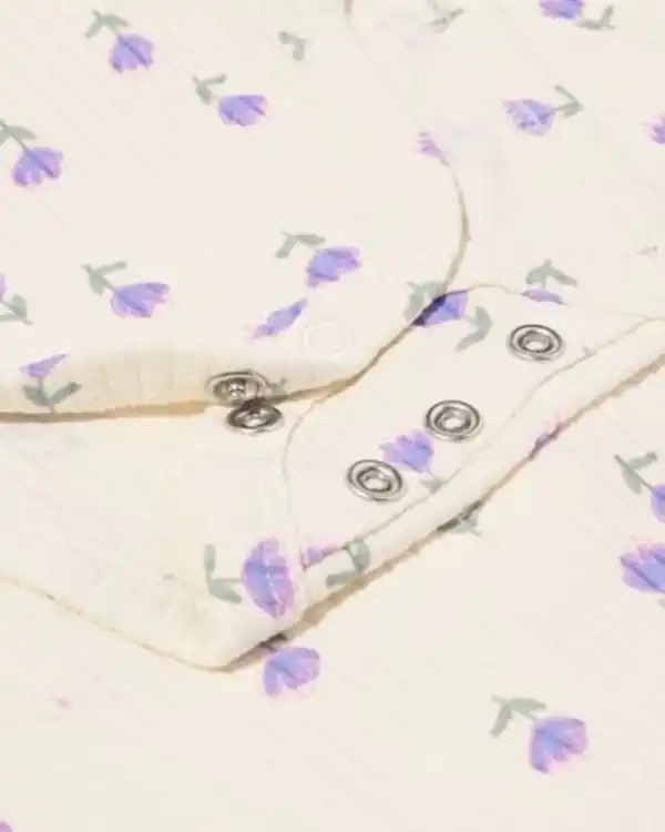 Bild 4 von größenflexibler Newborn-Wickelbody, mit Bambus und Elasthan, Feinripp, Blumen eierschalenfarben