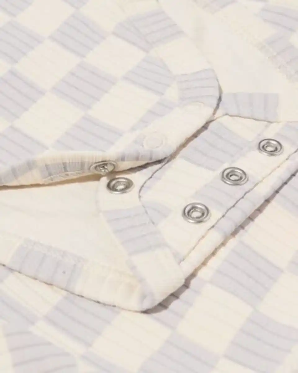 Bild 2 von Newborn-Wickelstrampler zum Mitwachsen, gerippt, aus Bambusstretch, kariert hellgrau