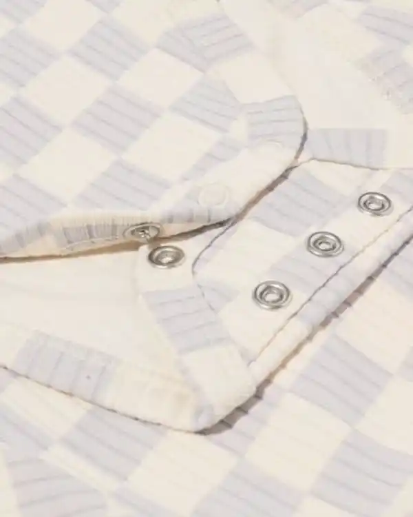 Bild 2 von Newborn-Wickelstrampler zum Mitwachsen, gerippt, aus Bambusstretch, kariert hellgrau