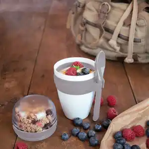 Joghurt Becher To Go mit Löffel