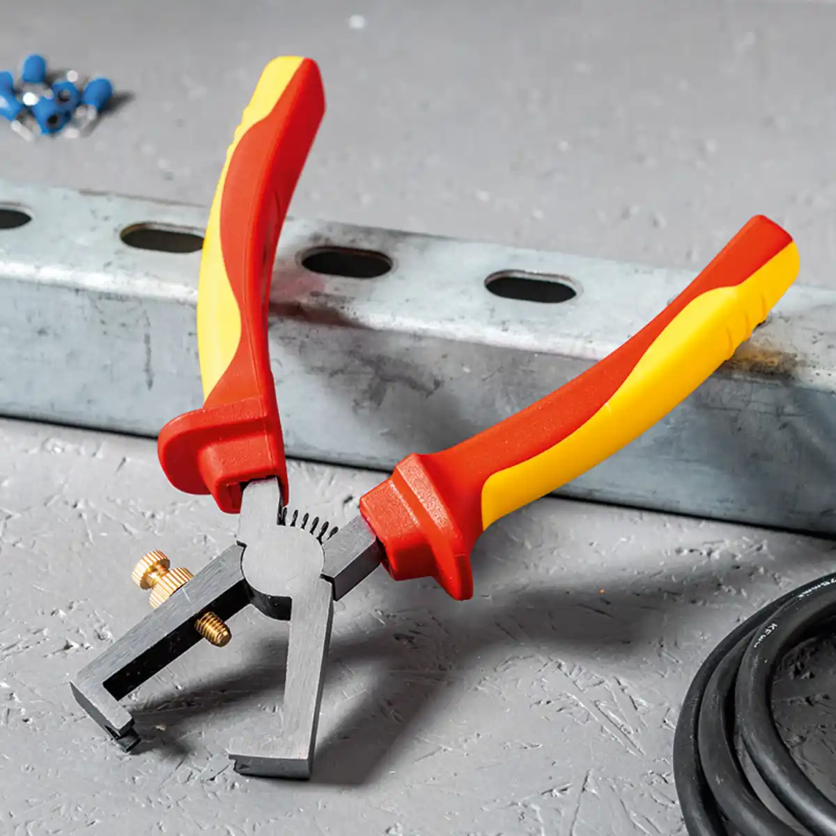 Bild 1 von Kraft Werkzeuge Abisolierzange