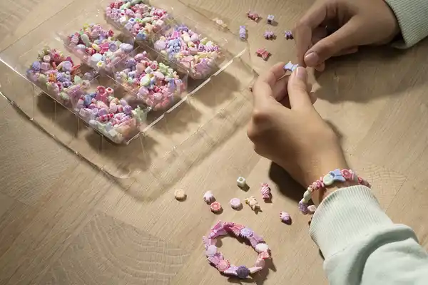 Bild 2 von IDEENWELT Buchstaben-Perlenset pink