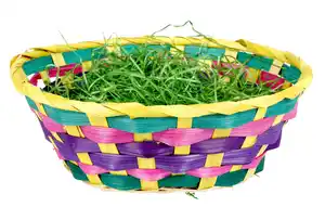 Osterkorb gefüllt mit Ostergras
