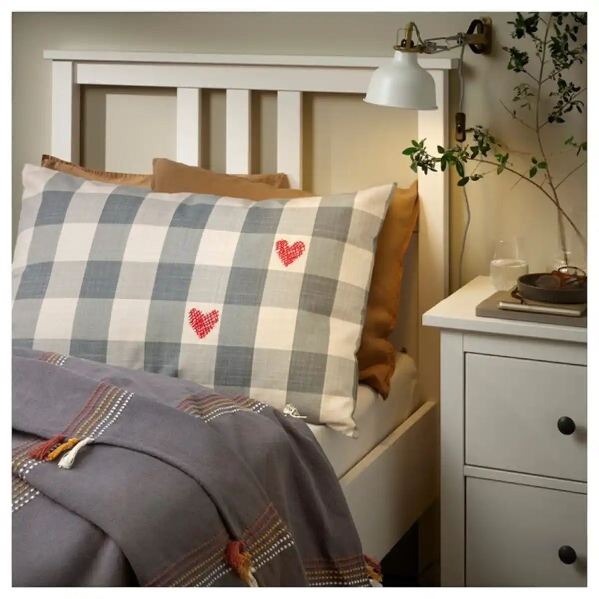 Bild 4 von MÄVINN Kissenbezug, Karo grau/Herz rot 40x58 cm