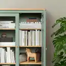 Bild 4 von HEMNES Vitrine mit 3 Schubladen, graugrün/hellbraun lasiert 90x197 cm