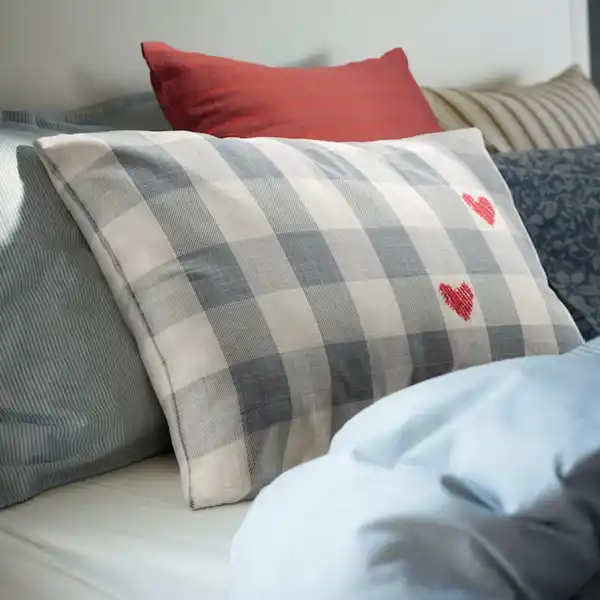 Bild 3 von MÄVINN Kissenbezug, Karo grau/Herz rot 40x58 cm